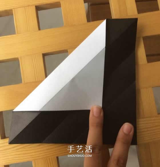 爬行大熊猫的折纸步骤图解 憨态可掬很可爱~ -  www.shouyihuo.com