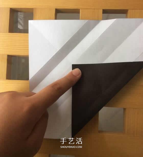 爬行大熊猫的折纸步骤图解 憨态可掬很可爱~ -  www.shouyihuo.com
