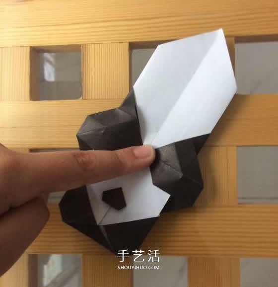 爬行大熊猫的折纸步骤图解 憨态可掬很可爱~ -  www.shouyihuo.com