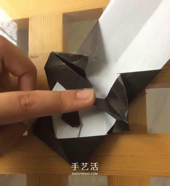 爬行大熊猫的折纸步骤图解 憨态可掬很可爱~ -  www.shouyihuo.com