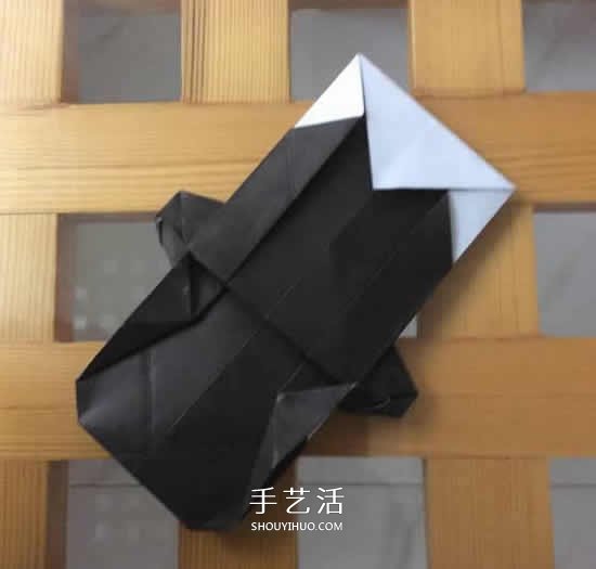 爬行大熊猫的折纸步骤图解 憨态可掬很可爱~ -  www.shouyihuo.com