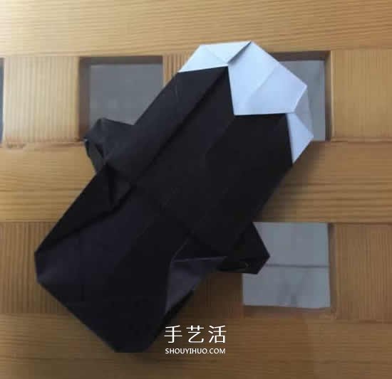 爬行大熊猫的折纸步骤图解 憨态可掬很可爱~ -  www.shouyihuo.com