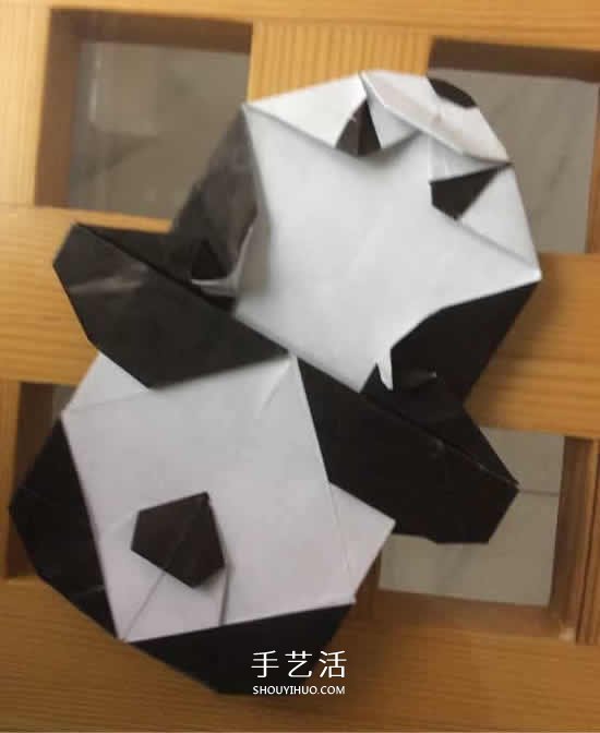 爬行大熊猫的折纸步骤图解 憨态可掬很可爱~ -  www.shouyihuo.com
