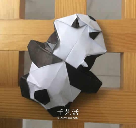爬行大熊猫的折纸步骤图解 憨态可掬很可爱~ -  www.shouyihuo.com