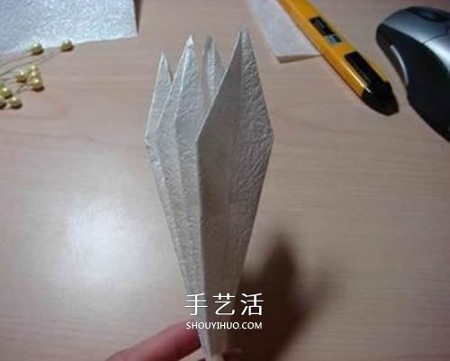 寓意百年好合！ 美丽纸百合花的折叠方法图解 -  www.shouyihuo.com