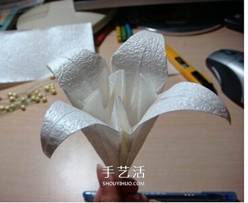 寓意百年好合！ 美丽纸百合花的折叠方法图解 -  www.shouyihuo.com