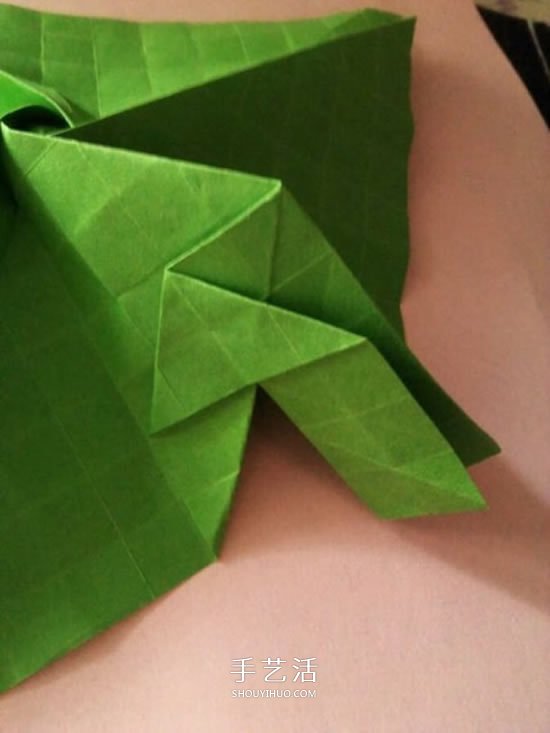 一张纸折玫瑰花的图解教程 连花萼也一起折出 -  www.shouyihuo.com