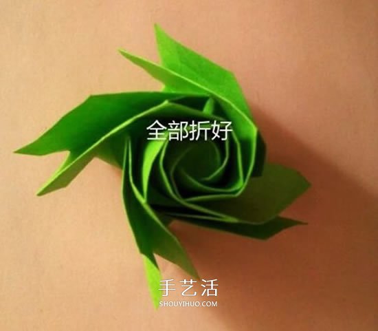 一张纸折玫瑰花的图解教程 连花萼也一起折出 -  www.shouyihuo.com