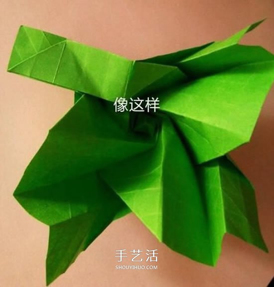 一张纸折玫瑰花的图解教程 连花萼也一起折出 -  www.shouyihuo.com