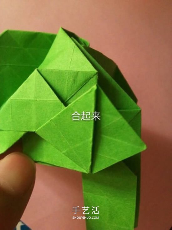 一张纸折玫瑰花的图解教程 连花萼也一起折出 -  www.shouyihuo.com