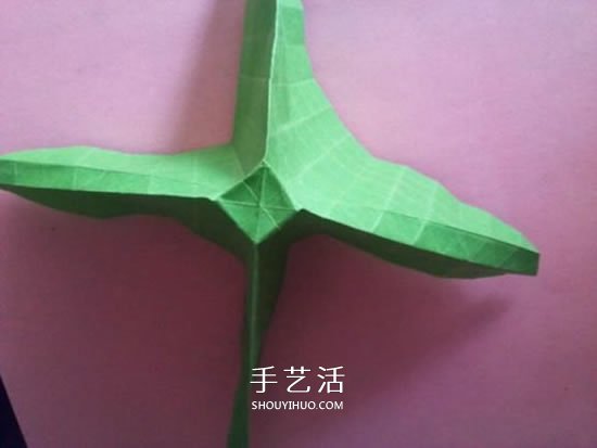 一张纸折玫瑰花的图解教程 连花萼也一起折出 -  www.shouyihuo.com