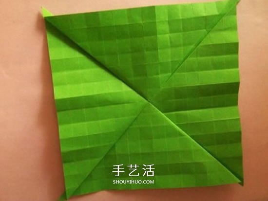 一张纸折玫瑰花的图解教程 连花萼也一起折出 -  www.shouyihuo.com