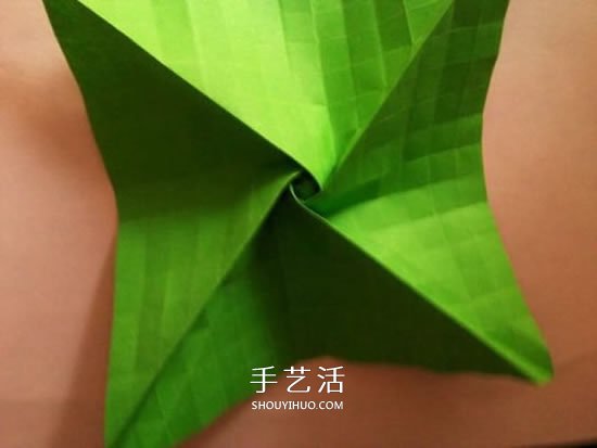 一张纸折玫瑰花的图解教程 连花萼也一起折出 -  www.shouyihuo.com