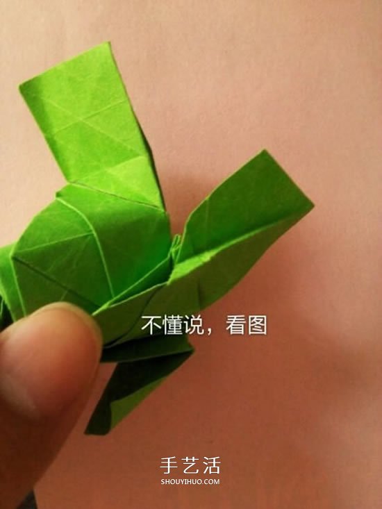 一张纸折玫瑰花的图解教程 连花萼也一起折出 -  www.shouyihuo.com