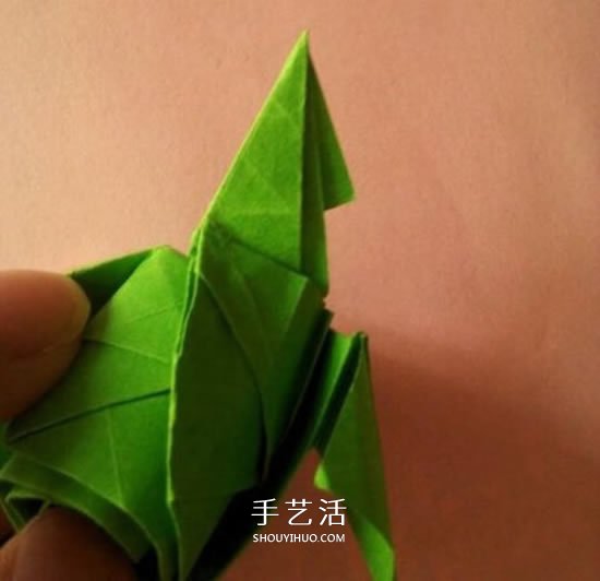 一张纸折玫瑰花的图解教程 连花萼也一起折出 -  www.shouyihuo.com
