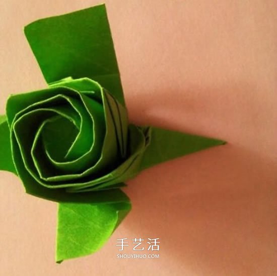 一张纸折玫瑰花的图解教程 连花萼也一起折出 -  www.shouyihuo.com