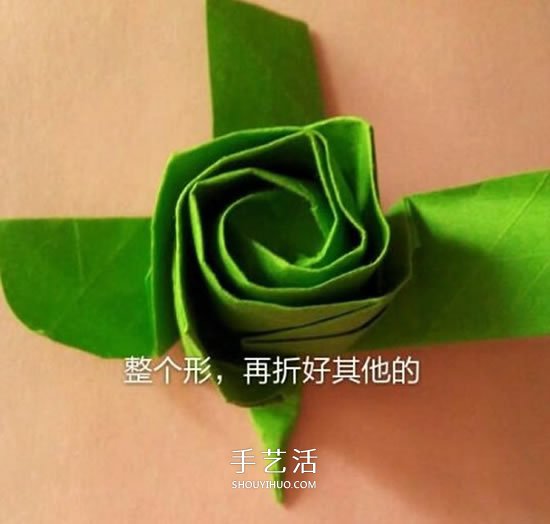 一张纸折玫瑰花的图解教程 连花萼也一起折出 -  www.shouyihuo.com
