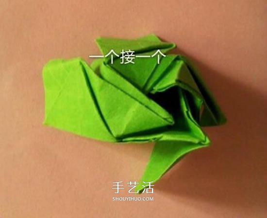 一张纸折玫瑰花的图解教程 连花萼也一起折出 -  www.shouyihuo.com