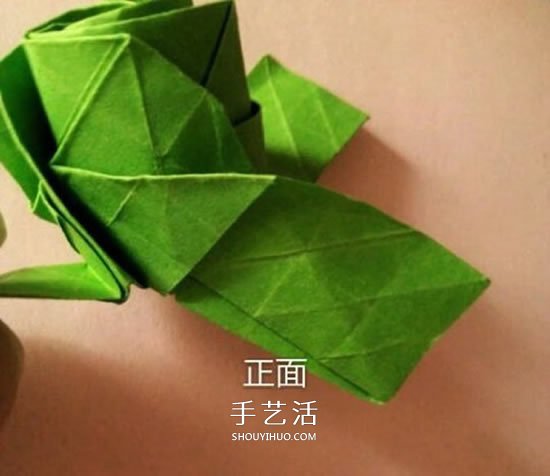 一张纸折玫瑰花的图解教程 连花萼也一起折出 -  www.shouyihuo.com