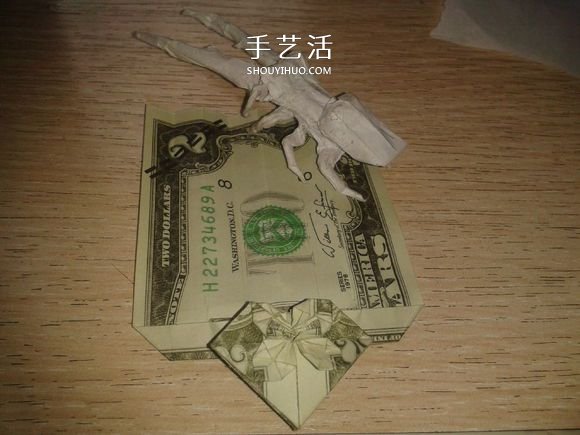 花心天使心的折法图解 好看美元折纸爱心教程 -  www.shouyihuo.com