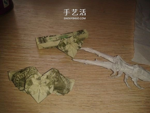 花心天使心的折法图解 好看美元折纸爱心教程 -  www.shouyihuo.com