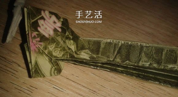 花心天使心的折法图解 好看美元折纸爱心教程 -  www.shouyihuo.com