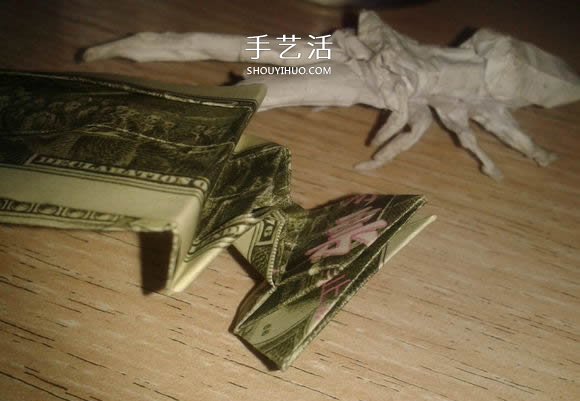 花心天使心的折法图解 好看美元折纸爱心教程 -  www.shouyihuo.com