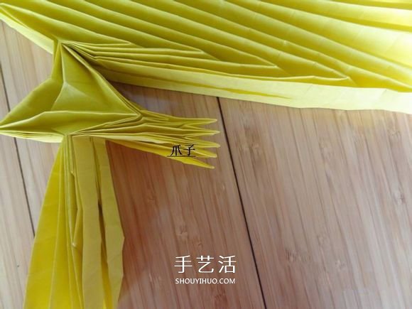 鹰的折纸教程 手工折纸展开翅膀雄鹰的步骤图 -  www.shouyihuo.com