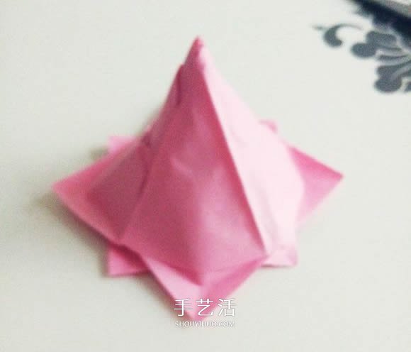 情人节红玫瑰折纸 美丽纸玫瑰花的折法图解 -  www.shouyihuo.com