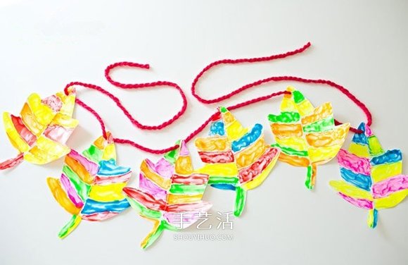 儿童手工做新年挂饰 卡纸枫叶挂饰的做法图解 -  www.shouyihuo.com