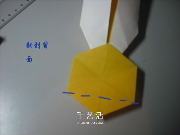 纸币勋章怎么折图解 手工折纸勋章的方法 -  www.shouyihuo.com