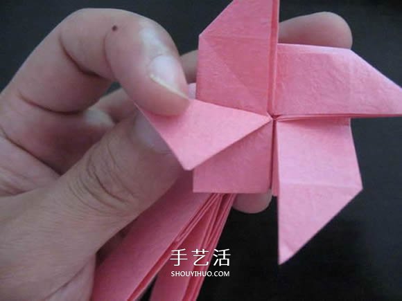 赠送初恋的小礼物！折纸蔷薇戒指的折法图解 -  www.shouyihuo.com