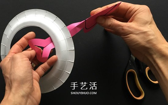 纸餐盘手工小制作 DIY漂亮的生日爱心花环挂饰 -  www.shouyihuo.com