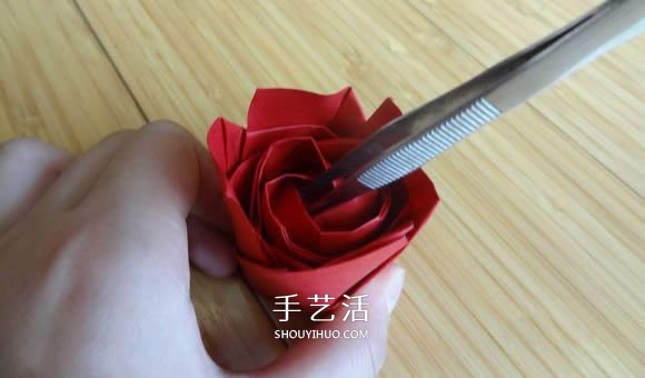 代表美丽和爱情！手工折纸卷心玫瑰步骤图解 -  www.shouyihuo.com