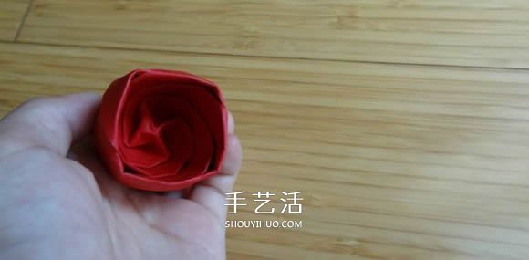 代表美丽和爱情！手工折纸卷心玫瑰步骤图解 -  www.shouyihuo.com