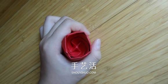 代表美丽和爱情！手工折纸卷心玫瑰步骤图解 -  www.shouyihuo.com