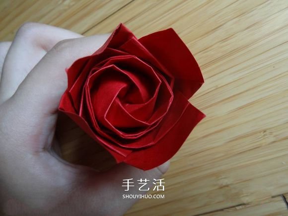 代表美丽和爱情！手工折纸卷心玫瑰步骤图解 -  www.shouyihuo.com