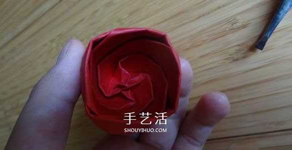 代表美丽和爱情！手工折纸卷心玫瑰步骤图解 -  www.shouyihuo.com