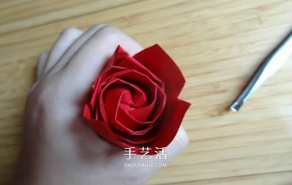 代表美丽和爱情！手工折纸卷心玫瑰步骤图解 -  www.shouyihuo.com