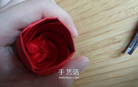 代表美丽和爱情！手工折纸卷心玫瑰步骤图解 -  www.shouyihuo.com