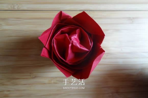 代表美丽和爱情！手工折纸卷心玫瑰步骤图解 -  www.shouyihuo.com