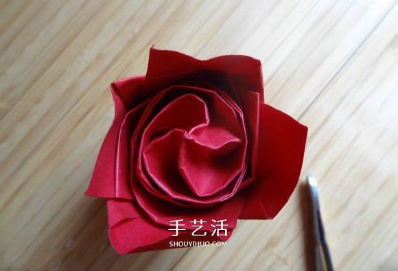 代表美丽和爱情！手工折纸卷心玫瑰步骤图解 -  www.shouyihuo.com
