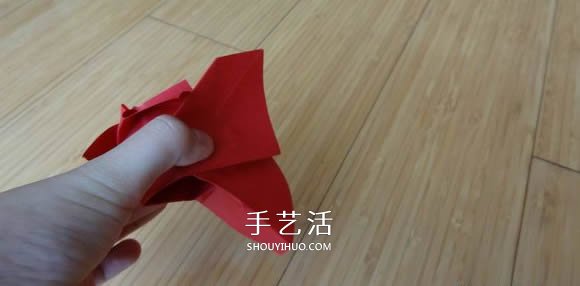 代表美丽和爱情！手工折纸卷心玫瑰步骤图解 -  www.shouyihuo.com