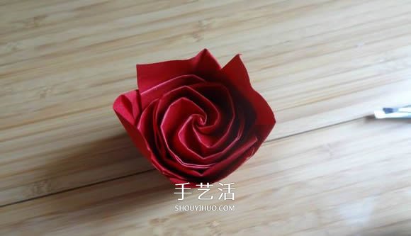 代表美丽和爱情！手工折纸卷心玫瑰步骤图解 -  www.shouyihuo.com