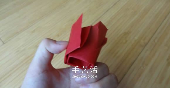 代表美丽和爱情！手工折纸卷心玫瑰步骤图解 -  www.shouyihuo.com