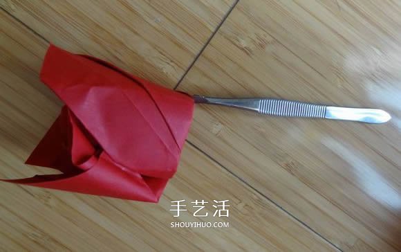 代表美丽和爱情！手工折纸卷心玫瑰步骤图解 -  www.shouyihuo.com