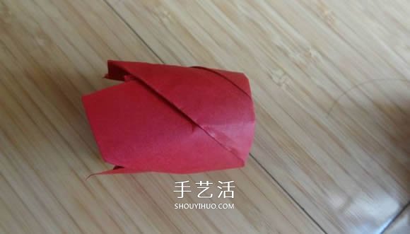 代表美丽和爱情！手工折纸卷心玫瑰步骤图解 -  www.shouyihuo.com