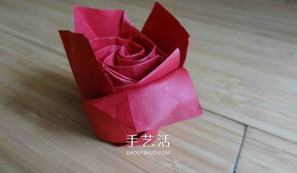代表美丽和爱情！手工折纸卷心玫瑰步骤图解 -  www.shouyihuo.com
