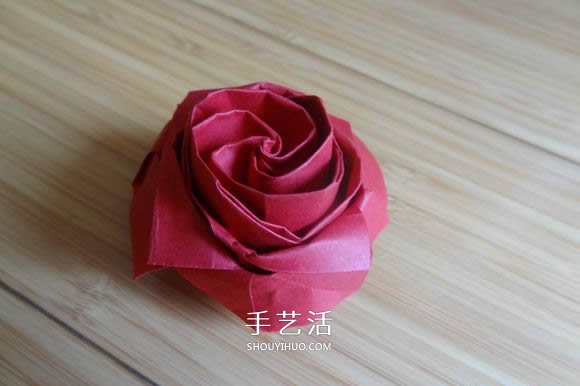 代表美丽和爱情！手工折纸卷心玫瑰步骤图解 -  www.shouyihuo.com