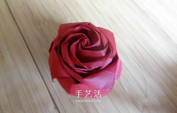 代表美丽和爱情！手工折纸卷心玫瑰步骤图解 -  www.shouyihuo.com